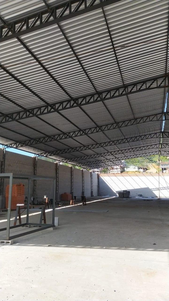 Cobertura comercial com telhas onduladas