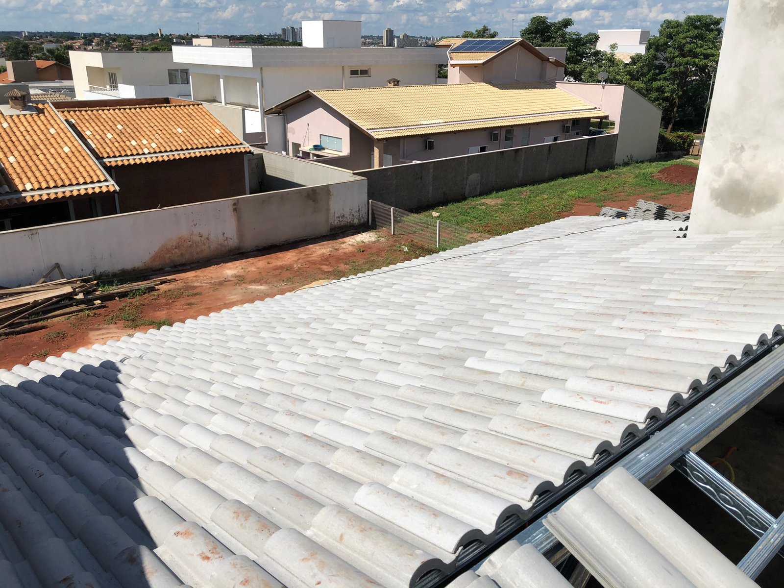 Telhamento avançado em obra real antes do fechamento da cumeeira